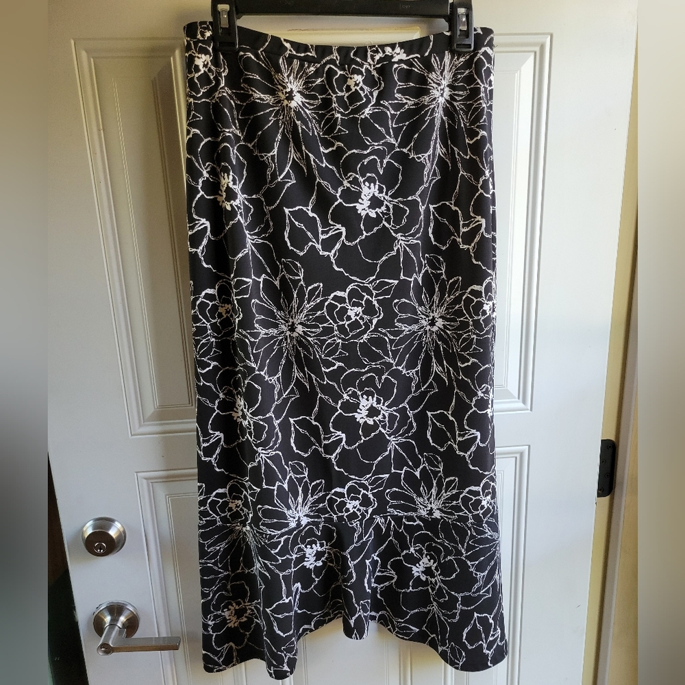Van Heusen women size small black and white floral midi - Picture 2 of 9